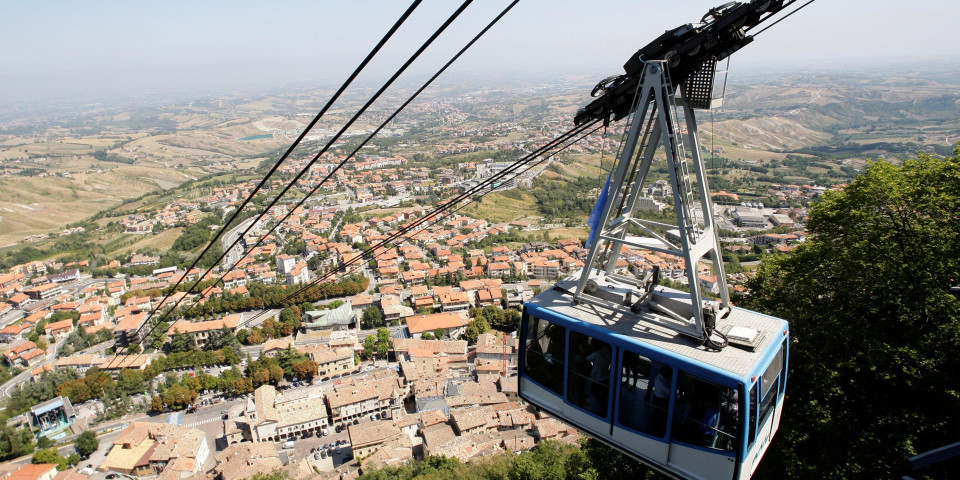 HOROR U ITALIJI! U padu žičare devet osoba poginulo, deci se bore za živote! /FOTO/